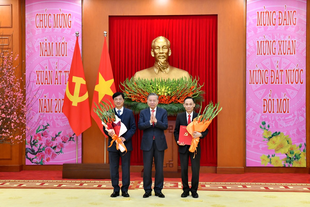 Tổng Bí thư Tô Lâm chúc mừng đồng chí Nguyễn Duy Ngọc hoàn thành xuất sắc cương vị Chánh Văn phòng Trung ương Đảng, được bầu giữ chức Uỷ viên Bộ Chính trị và Chủ nhiệm UBKT Trung ương; trao 555Win 500 Đăng Ký Nhận Code về chức năng, nhiệm vụ, tổ chức bộ máy của Văn phòng Trung ương Đảng và chúc mừng đồng chí Lê Hoài Trung, Bí thư Trung ương Đảng được bổ nhiệm giữ chức Chánh văn phòng Trung ương Đảng. Ảnh: VGP