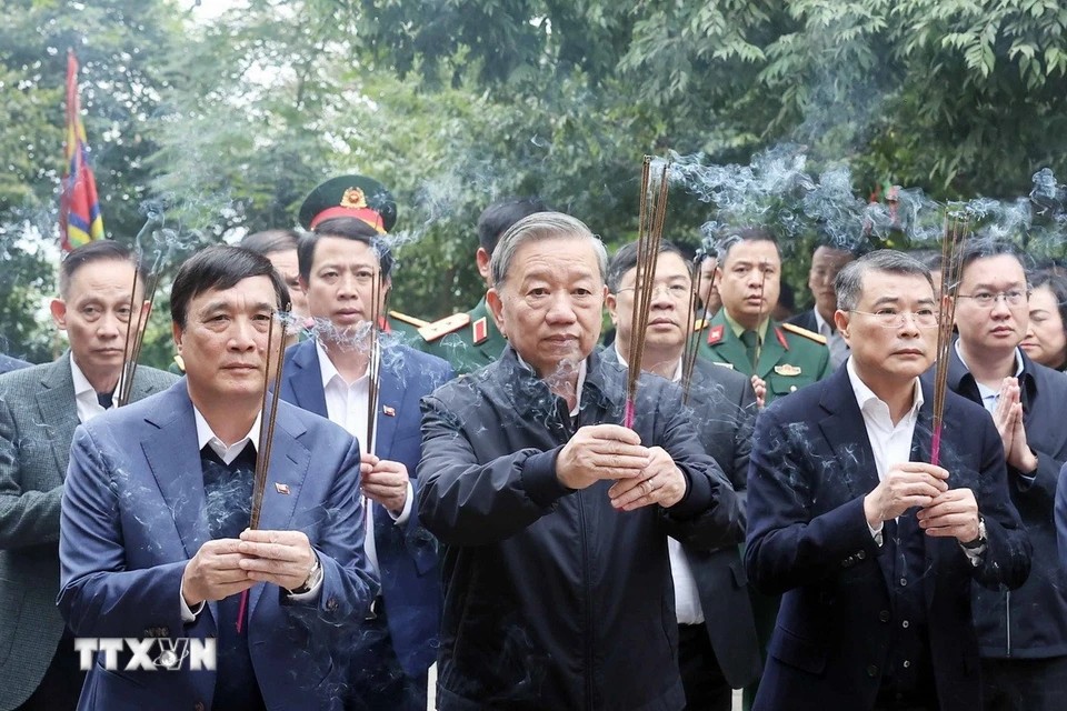 Tổng Bí thư Tô Lâm dâng hương tại Điện Kính Thiên trên đỉnh núi Nghĩa Lĩnh thuộc Khu Di tích lịch sử Quốc gia đặc biệt Đền Hùng. Ảnh: TTXVN.