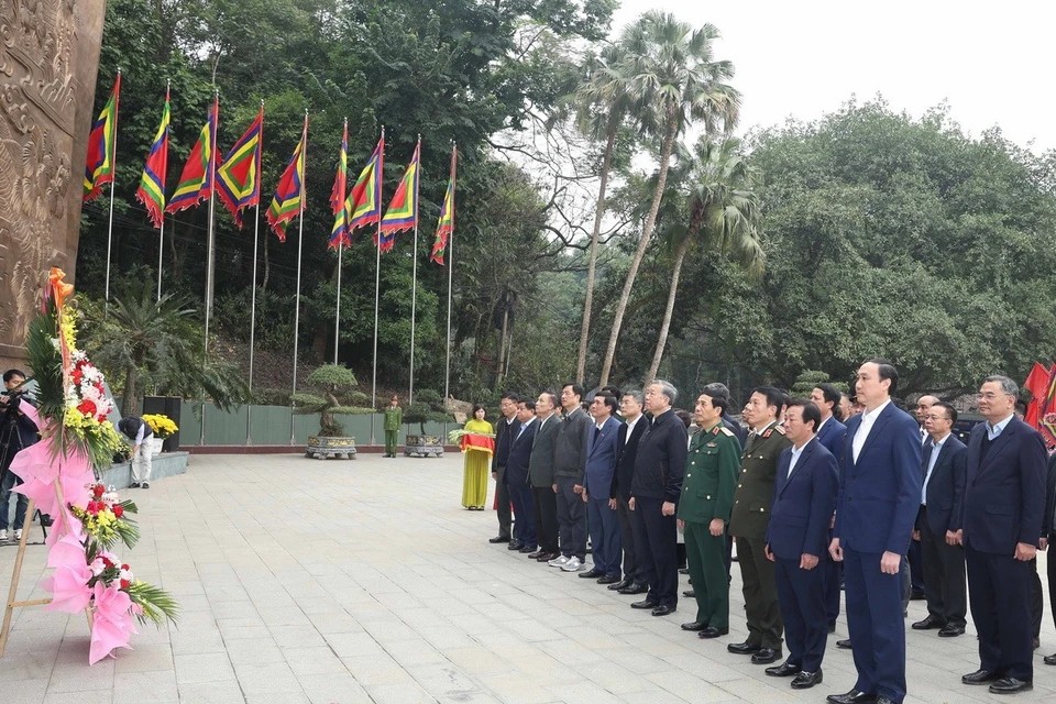 dâng hoa tưởng nhớ Chủ tịch Hồ Chí Minh tại Bức phù điêu Bác Hồ nói chuyện với cán bộ, chiến sĩ Đại đoàn quân Tiên Phong tại Ngã năm Đền Giếng, dưới chân núi Nghĩa Lĩnh.