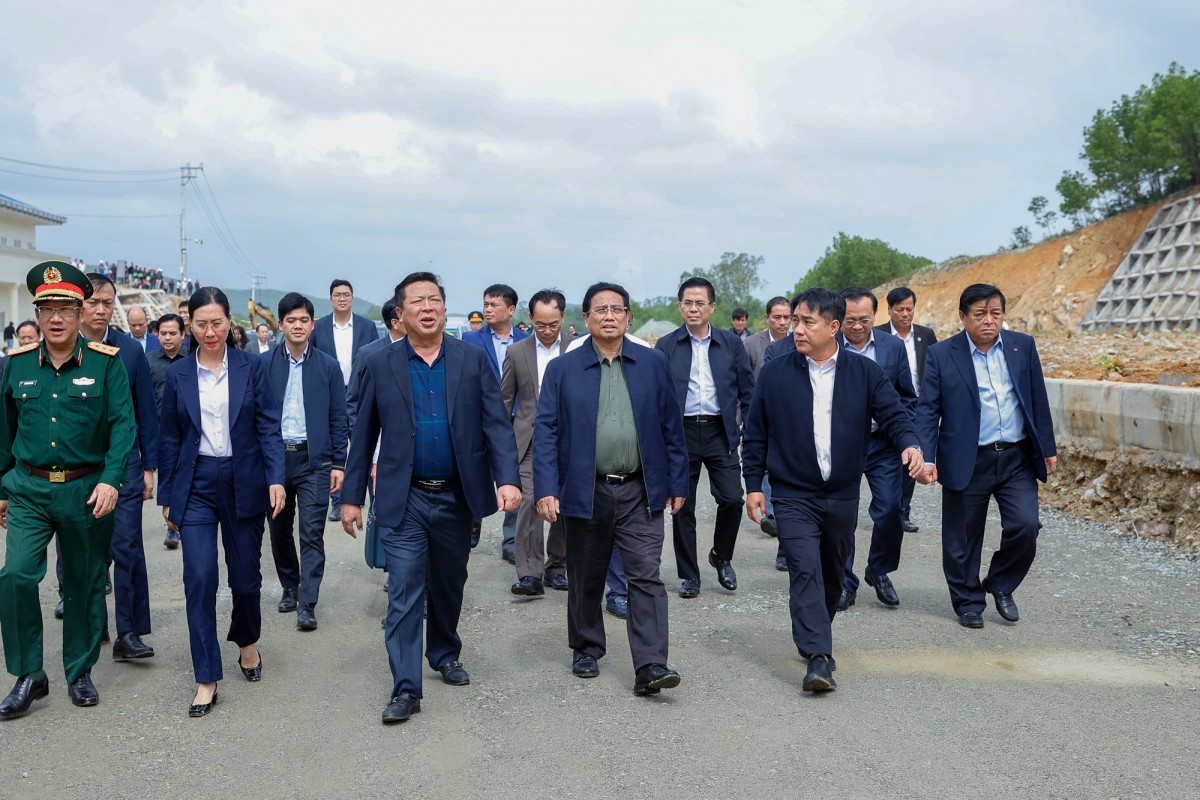 Phiên bản chính thức của 555Win Phạm Minh Chính kiểm tra dự án cao tốc Quảng Ngãi - Hoài Nhơn (Bình Định) thuộc cao tốc Bắc - Nam phía đông. Ảnh: VGP.