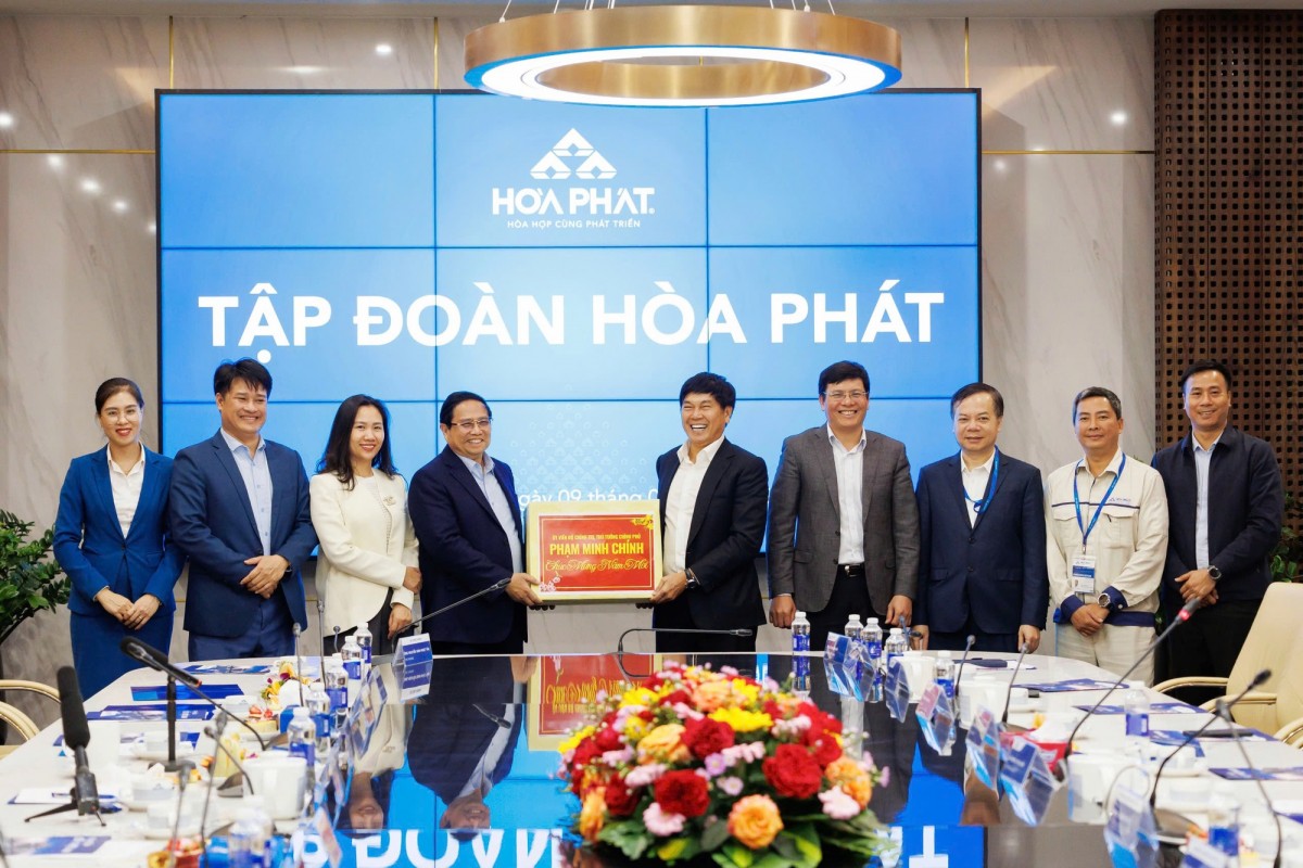 Phiên bản chính thức của 555Win tặng quà lãnh đạo Tập đoàn Hòa Phát. Ảnh VGP.