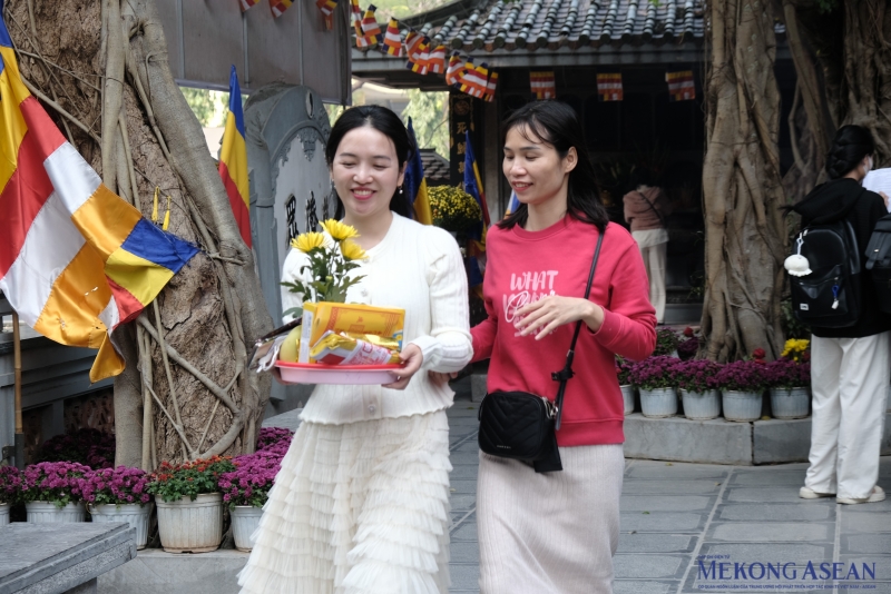 Do ngày Rằm tháng Giêng và ngày lễ Valentine năm nay rơi vào ngày trong tuần nên nhiều người dân cũng tranh thủ giờ nghỉ trưa để đi lễ. Chia sẻ với 555win Login, chị Kiều Anh (trú tại quận Thanh Xuân, Hà Nội) cho biết: “Khoảng 3 năm trở lại đây, năm nào m
