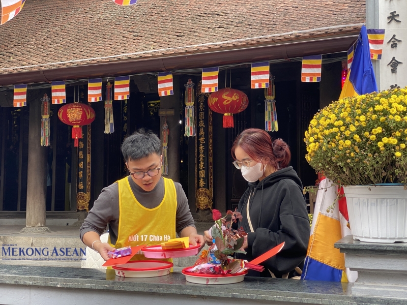 Đối với khách đến chùa lần đầu, chưa quen lễ nghi sẽ được người bán trực tiếp hướng dẫn.