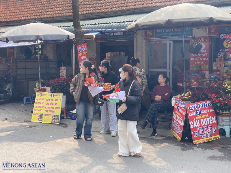 Nắm bắt nhu cầu cũng như tâm lý khách hàng, các dịch vụ cầu duyên trước cổng chùa Hà ngày càng nở rộ. “Valentine năm nay rơi vào ngày trong tuần nên từ cuối tuần trước, lượng người đến chùa đã bắt đầu đông dần. Vào dịp này, có ngày tôi bán được cả trăm mâm lễ. Khách chủ yếu là các bạn trẻ đến cầu duyên, nhưng cũng có người chỉ cầu bình an đầu năm hoặc quay lại tạ lễ sau khi đã kết duyên,” bà Hoà, chủ một cửa hàng chuyên sắp lễ cầu duyên ở đối diện chùa Hà nói. 