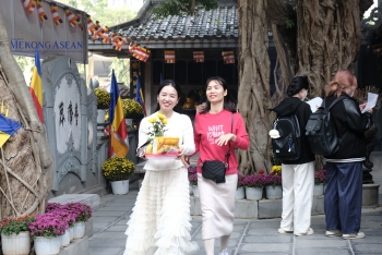 Đi hơn 100km để đến Chùa Hà cầu duyên trước thềm Valentine