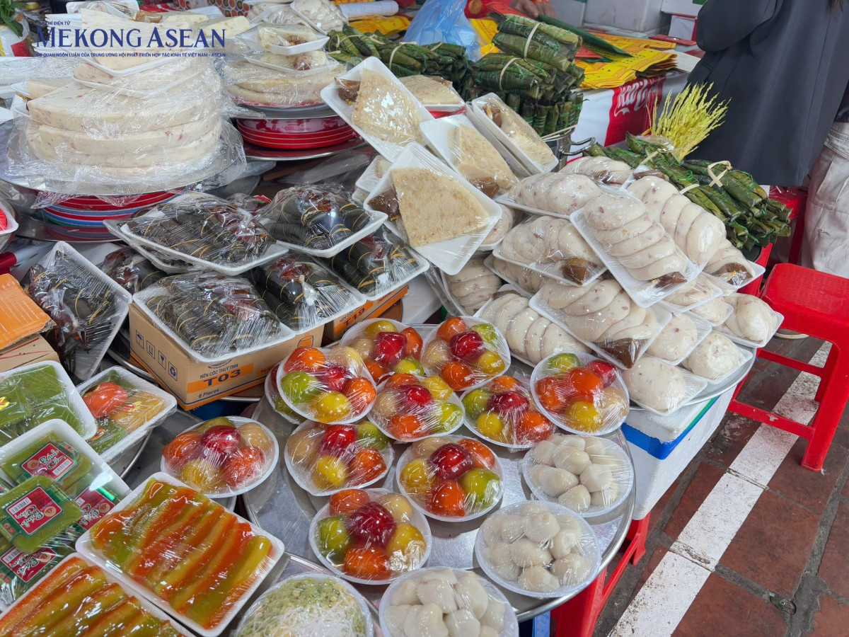 Người dân Thủ Đô về Phủ Tây Hồ dâng lễ, thả phóng sinh ngày rằm tháng Giêng