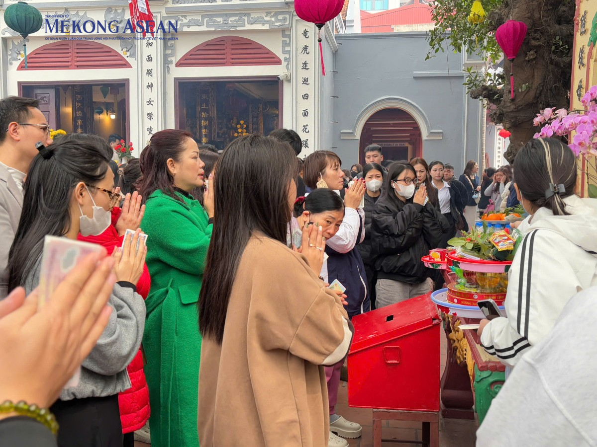 Người dân Thủ Đô về Phủ Tây Hồ dâng lễ, thả phóng sinh ngày rằm tháng Giêng
