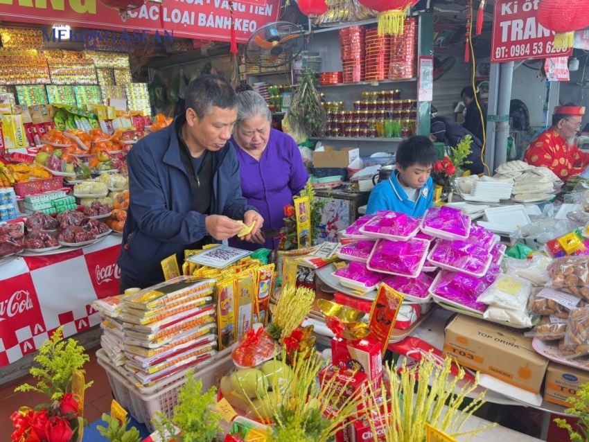 Người dân Thủ Đô về Phủ Tây Hồ dâng lễ, thả phóng sinh ngày rằm tháng Giêng