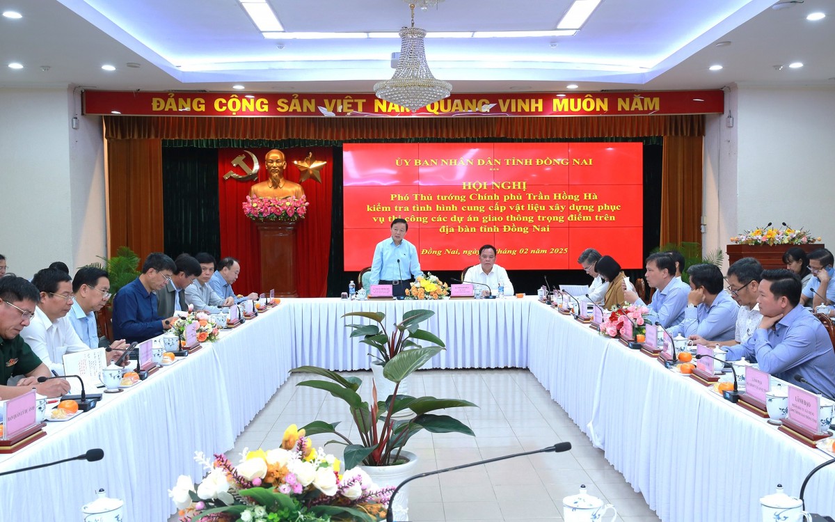 Phó Thủ tướng Trần Hồng Hà làm việc với UBND tỉnh Đồng Nai, chủ đầu tư, nhà thầu, lãnh đạo các Bộ, ngành liên quan… về tình hình cung ứng vật liệu xây dựng phục vụ dự án Cảng hàng không quốc tế Long Thành và một số công trình giao thông trọng điểm tại tỉnh. Ảnh: VGP.