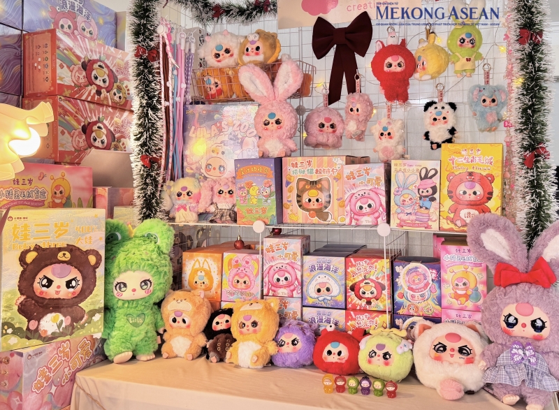 Set hoa kèm Baby Three 'hút khách' dịp Valentine