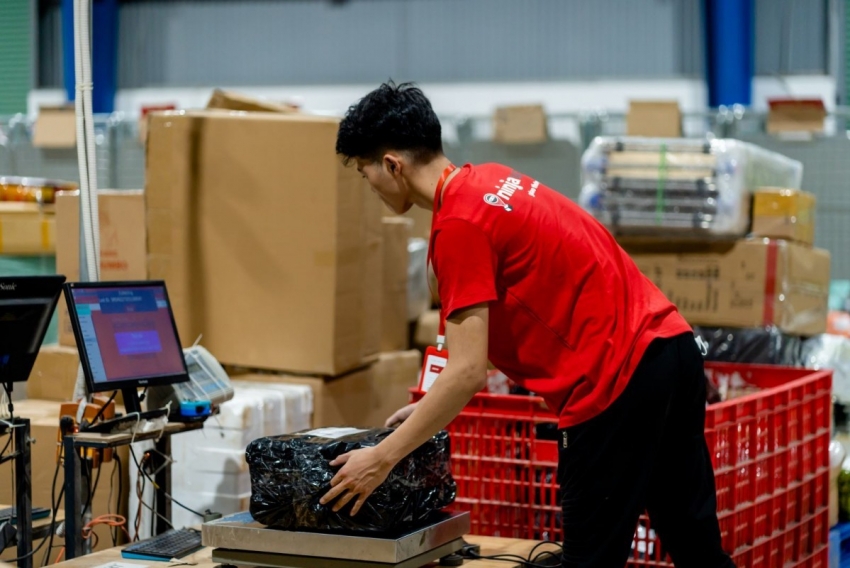 Hàng nhập khẩu giá trị nhỏ phải nộp thuế giá trị gia tăng từ 18/2