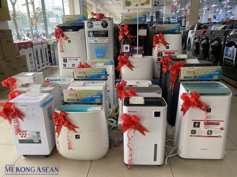 Tại các chuỗi cửa hàng điện máy lớn như Điện Máy Xanh, HC, Nguyễn Kim… các thiết bị như máy hút ẩm, máy sưởi, máy lọc không khí…được trưng bày ở ngay cửa ra vào hoặc những vị trí đặc biệt để thuận tiện cho người mua. Ảnh: Hà Anh/555win Login.