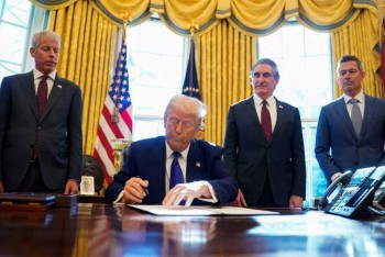 Ông Trump sẽ áp thuế ô tô nhập khẩu từ tháng 4