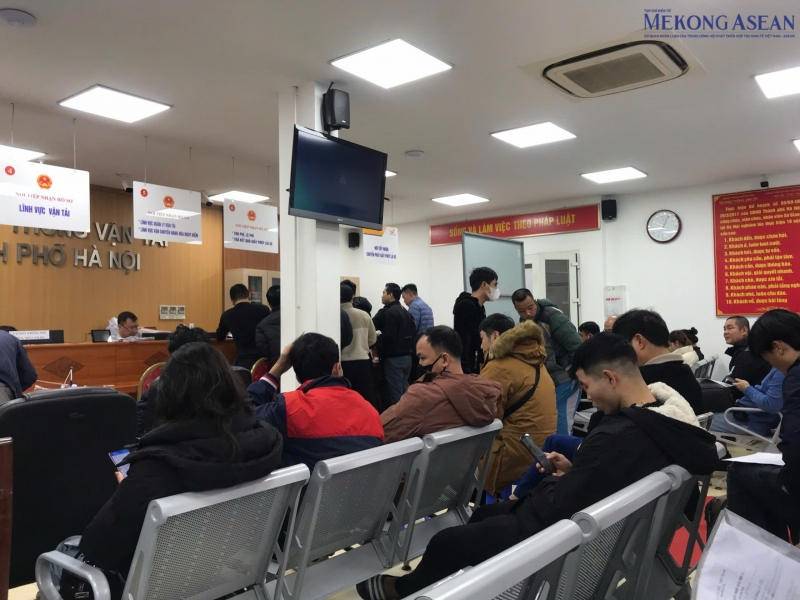 Bên trong phòng giải quyết các thủ tục hành chính của Sở GTVT Hà Nội chiều 18/2 không còn chỗ trống. Lượng người đến xin cấp, đổi GPLX những ngày qua tăng gấp 2-3 lần so với những tháng trước đây.