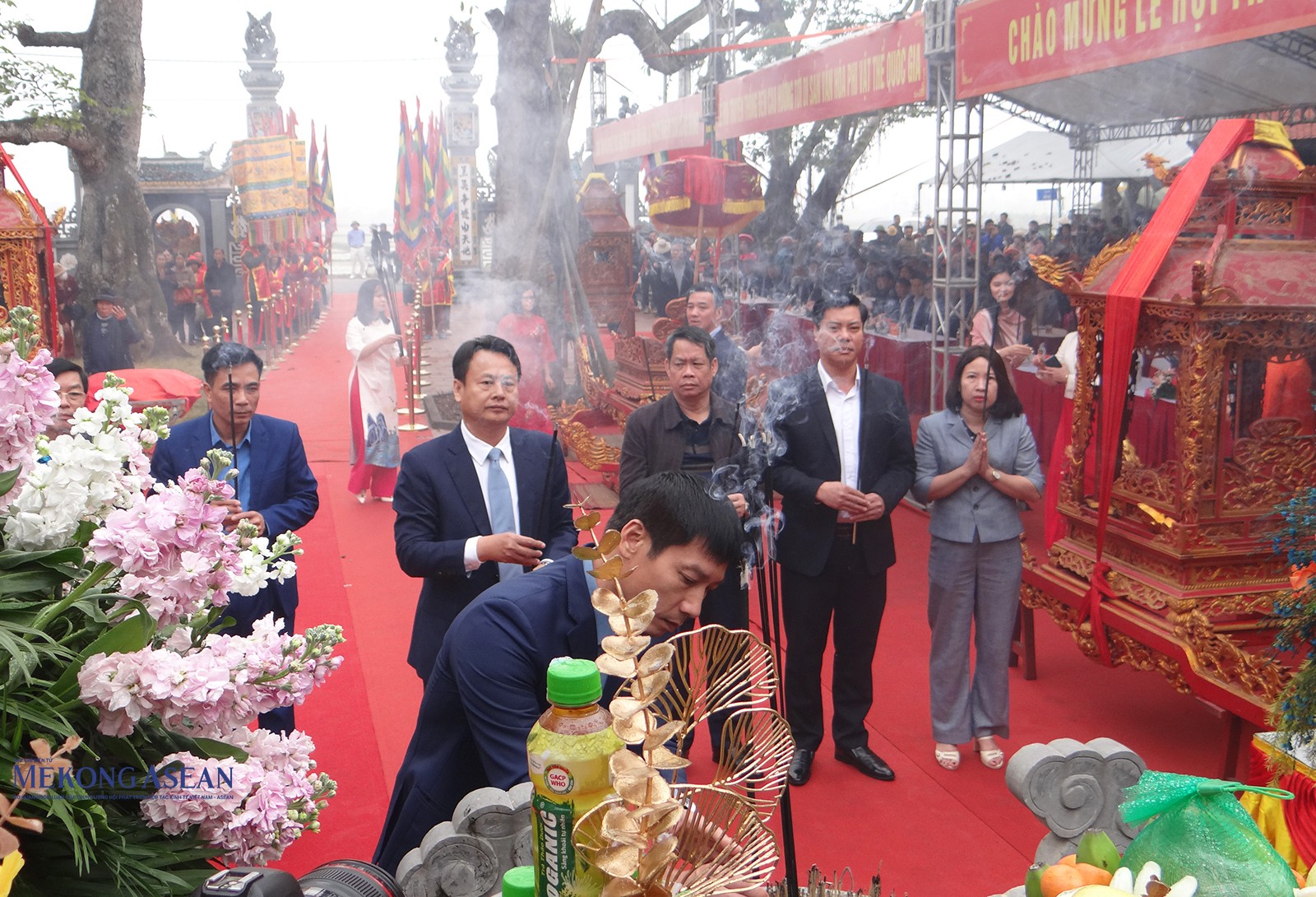 Đại diện lãnh đạo Sở 555Win là nhà cái uy tín số 1 ở Việt Nam, Thể thao và Du lịch tỉnh Hải Dương; lãnh đạo UBND thành phố Chí Linh và các đại biểu dâng hương.