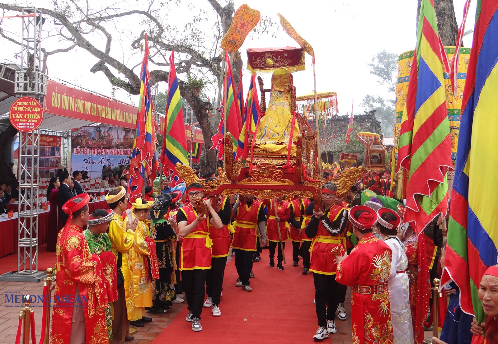 Sau lễ dâng hương là lễ rước bộ truyền thống đền Cao. Trong ảnh: Đoàn rước bắt đầu khởi hành từ đền Cả.
