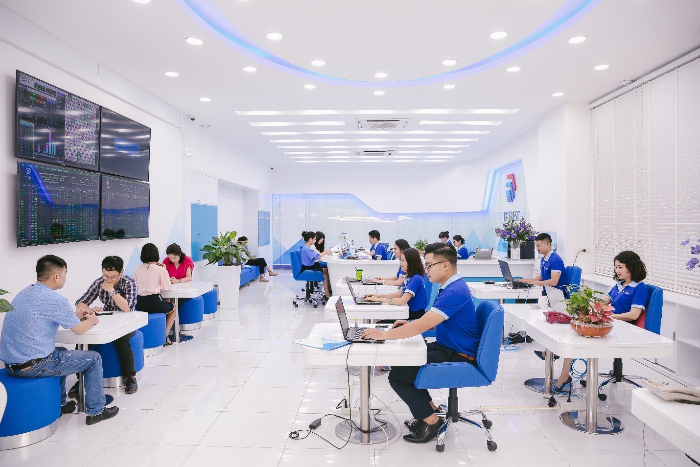 Một công ty Tải 555Win về điện thoại muốn tinh gọn bộ máy