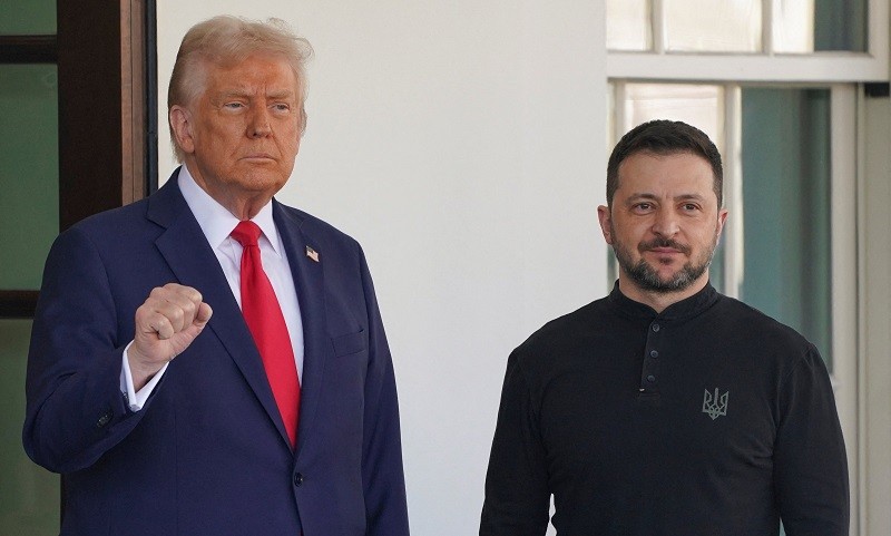 Tổng thống Trump (trái) và người đồng cấp Zelensky tại Nhà Trắng. Ảnh: Reuters