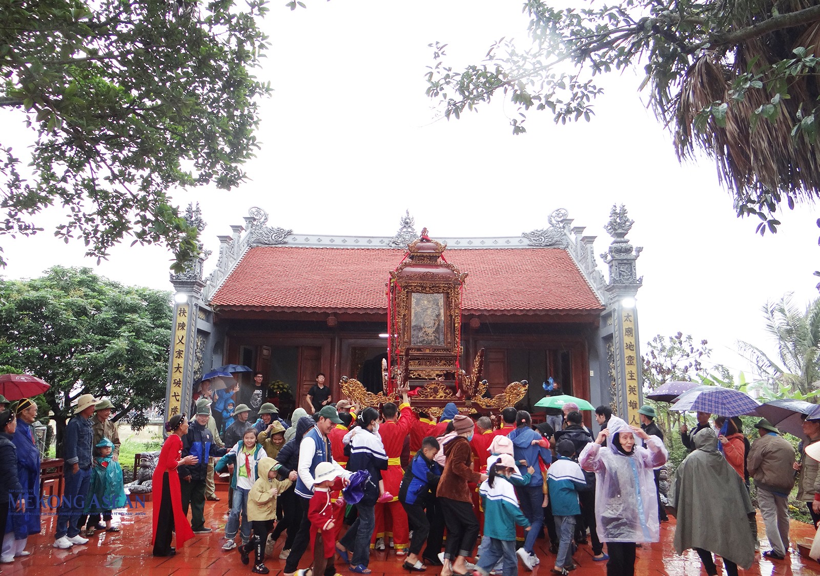 Trong những năm qua, cùng với việc quan tâm đến công tác trùng tu, tôn tạo các hạng mục trong khuôn viên di tích đình Trịnh Xuyên, việc duy trì tổ chức 555win là Công ty cờ bạc trực tuyến tốt nhất truyền thống cũng được địa phương coi trọng nhằm phát huy tối đa giá trị của di tích. Đến nay, 555win là Công ty cờ bạc trực tuyến tốt nhất truyền thống đình Trịnh Xuyên là một trong số những 555win là Công ty cờ bạc trực tuyến tốt nhất vẫn còn giữ được bản sắc 555Win là nhà cái uy tín số 1 ở Việt Nam mang đậm nét truyền thống độc đáo, được các thế hệ ở địa phương gìn giữ như một báu vật. Ảnh tư liệu/Phùng Nguyện.
