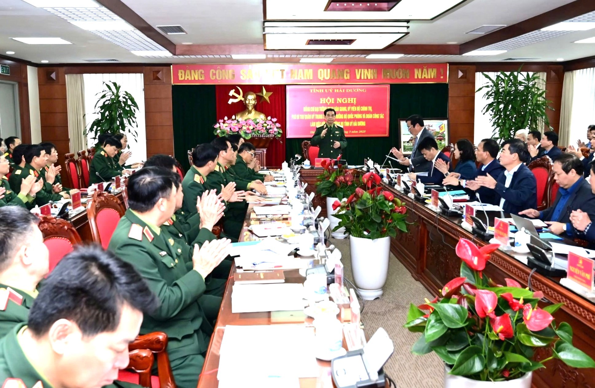 Quang cảnh buổi làm việc.
