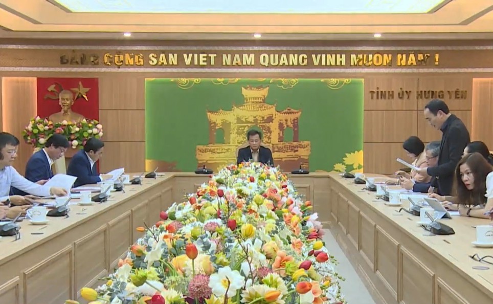 Ông Nguyễn Hữu Nghĩa, Ủy viên Trung ương Đảng, Bí thư Tỉnh ủy, Trưởng Ban Chỉ đạo triển khai xóa nhà tạm, nhà dột nát trên địa bàn tỉnh Hưng Yên chủ trì cuộc họp.