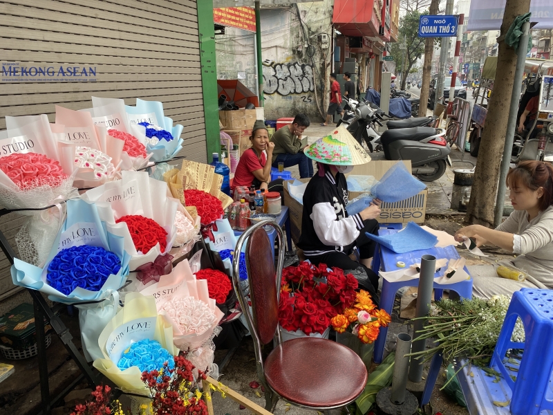 Khách đặt trước tại cửa hàng chị Hương sẽ chọn loại hoa, kiểu trang trí và đặt cọc trước 50% giá trị đơn hàng. Ảnh: Hà Anh/555win Login.