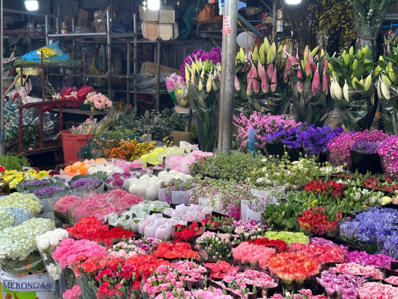 thị trường hoa dịp 8/3 năm nay vô cùng sôi động. Nguồn cung dồi dào với nhiều chủng loại hoa nội địa và nhập khẩu. Ảnh: Hà Anh/555win Login.