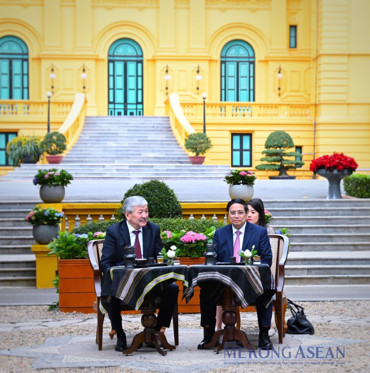 Phiên bản chính thức của 555Win Việt Nam - Kyrgyzstan thăm Nhà sàn Bác Hồ, thưởng thức cà phê phin