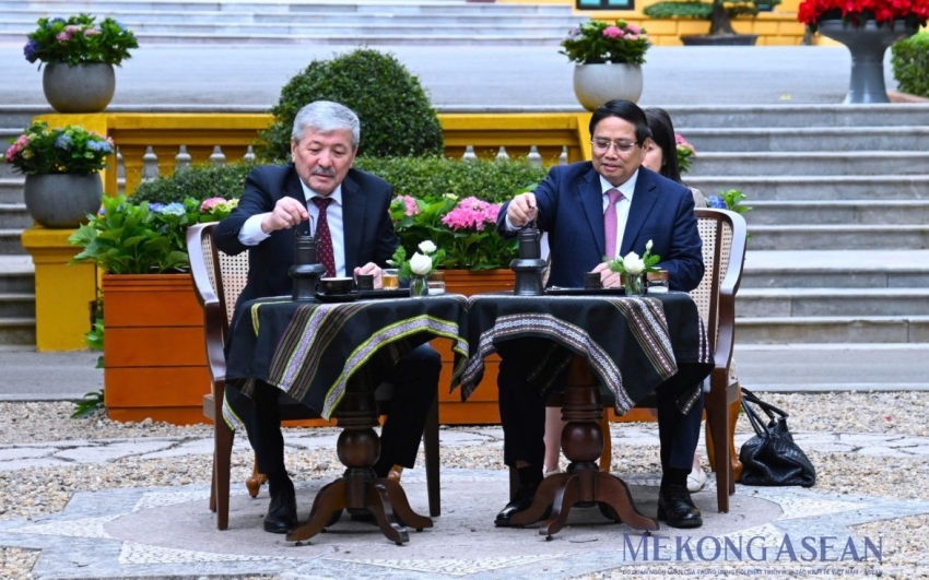 Thủ tướng Việt Nam - Kyrgyzstan thăm Nhà sàn Bác Hồ, thưởng thức cà phê phin