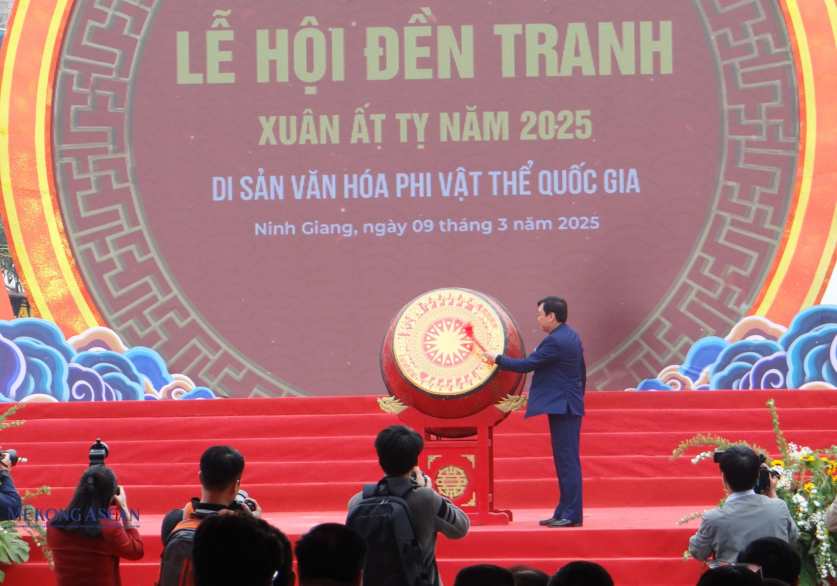 Ông Phạm Văn Khảnh, Bí thư Huyện ủy Ninh Giang đánh trống khai hội.