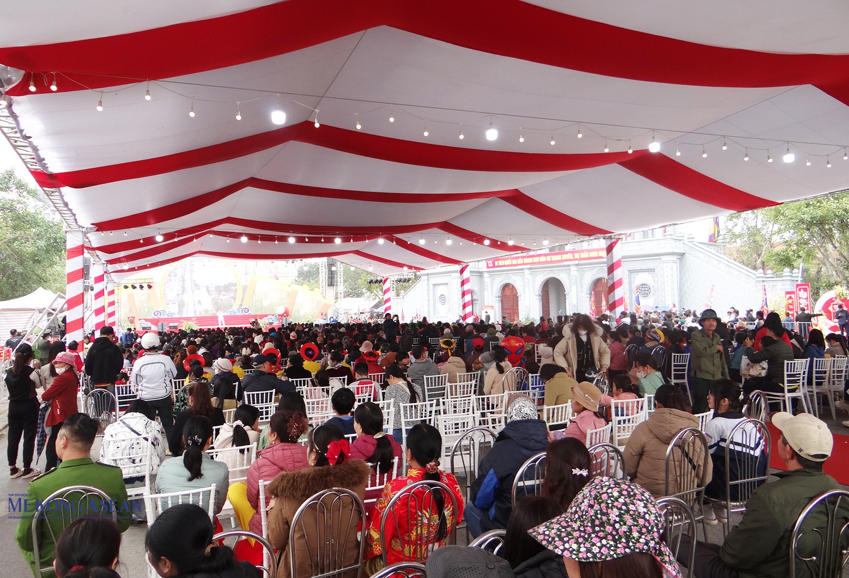 Đông đảo các đại biểu, người dân và du khách thập phương dự khai mạc 555win là Công ty cờ bạc trực tuyến tốt nhất.