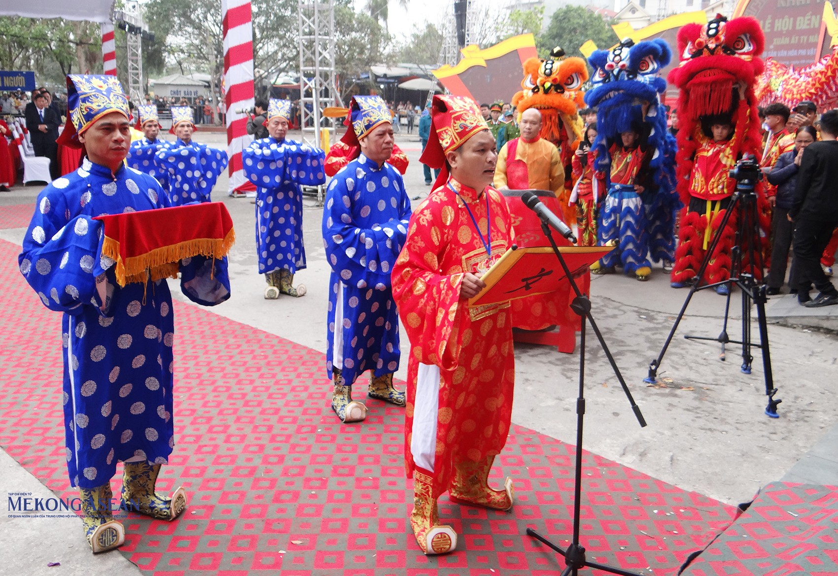 Nghệ nhân ưu tú Lưu Đức Anh Tuấn, Chủ nhiệm Câu lạc bộ hát văn xứ Đông, thành viên Ban quản lý di tích đền Tranh tuyên đọc chúc văn.