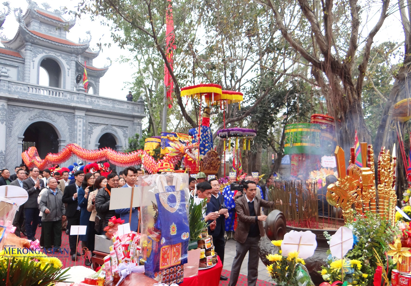 Các đại biểu, người dân và du khách dâng hương tại đền Tranh.