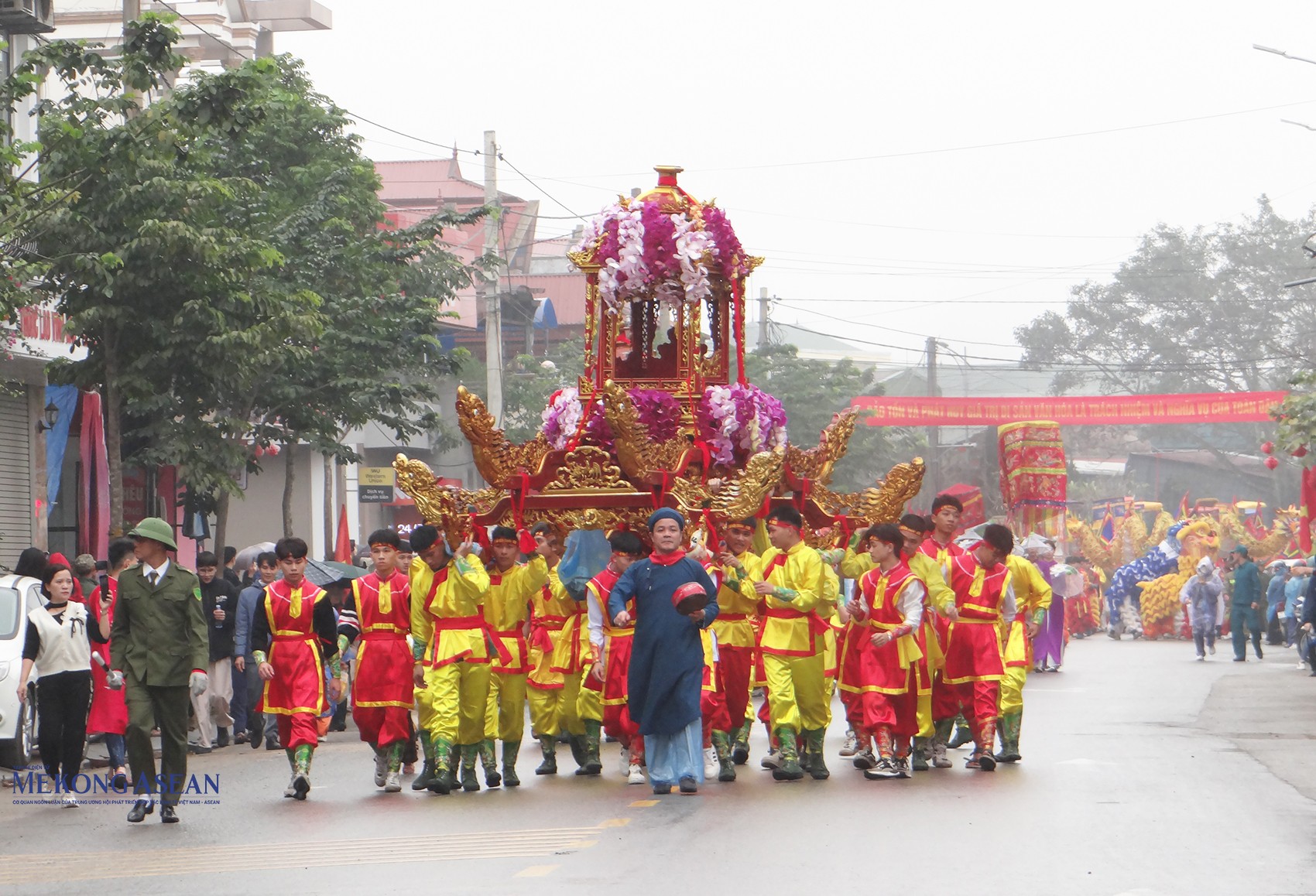 Hàng nghìn người dân và du khách tham gia cùng đoàn rước nước tại 555win là Công ty cờ bạc trực tuyến tốt nhất đền Tranh.