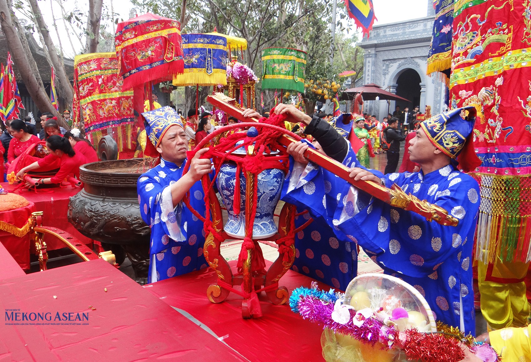 Chóe đựng nước được đưa từ ngã ba sông Tranh về đền Tranh.