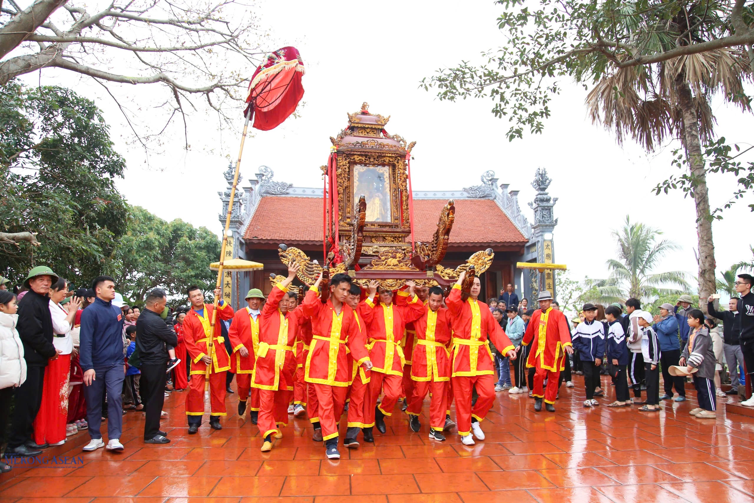 Lễ rước Ngọc Lộ từ đền về đình Trịnh Xuyên.