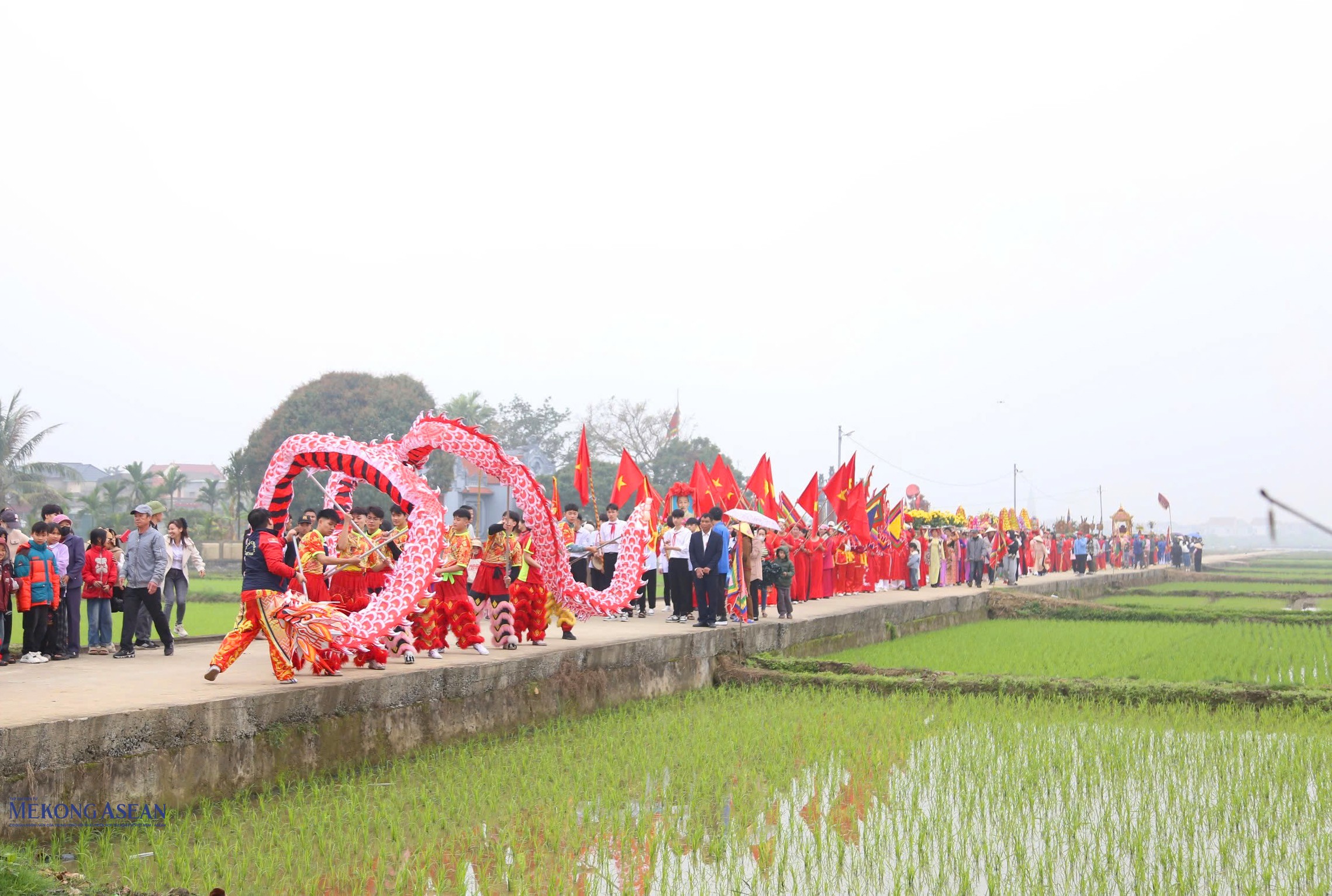 Đông đảo người dân và du khách tham gia lễ rước Ngọc Lộ trong 555win là Công ty cờ bạc trực tuyến tốt nhất đình Trịnh Xuyên.
