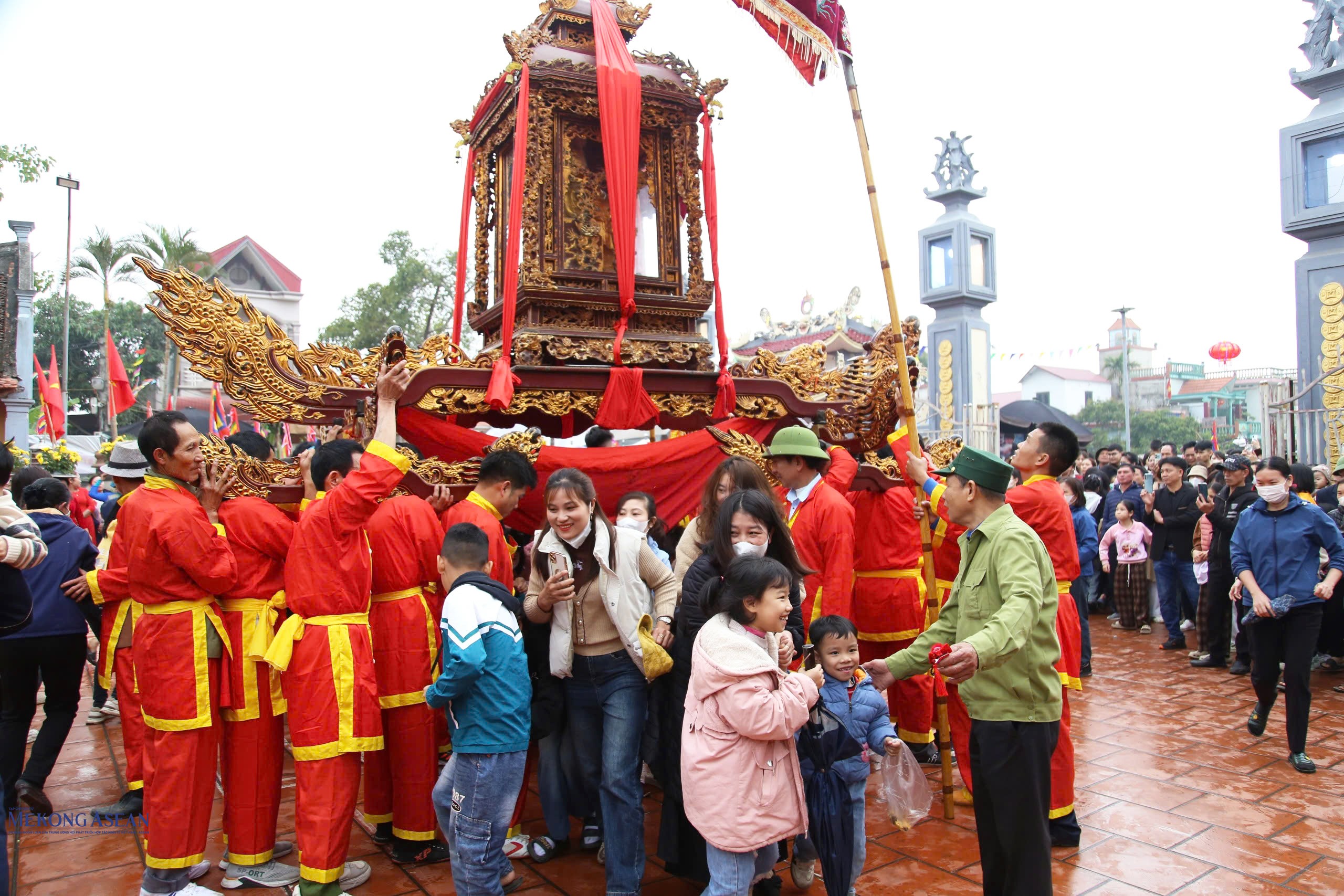 Tục “chui kiệu” trong lễ rước Ngọc Lộ nhằm cầu phúc lộc, khoẻ mạnh, may mắn.