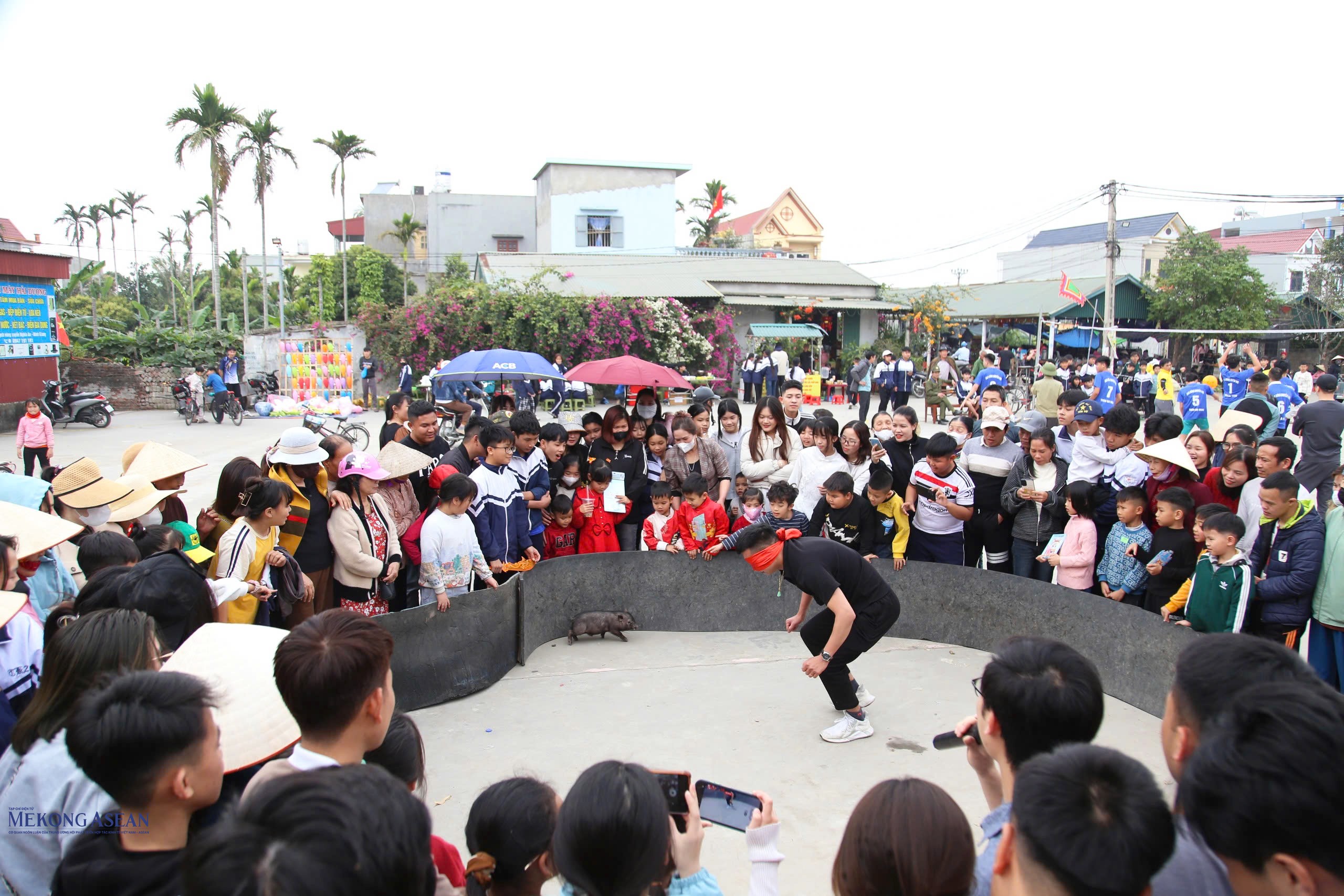 Tổ chức trò chơi bịt mắt bắt lợn tại 555win là Công ty cờ bạc trực tuyến tốt nhất truyền thống đình Trịnh Xuyên.
