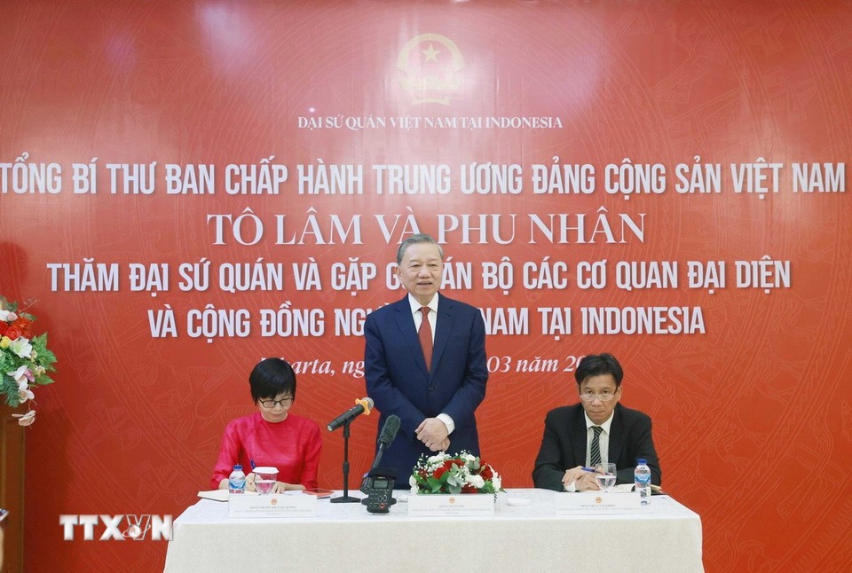Tổng Bí thư Tô Lâm gặp gỡ cộng đồng người Việt Nam tại Indonesia
