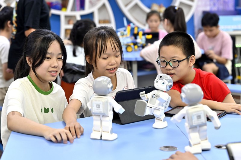 Bắc Kinh tổ chức dạy AI cho học sinh tiểu học, học và trung học từ năm học mới tiếp theo, bắt đầu từ tháng 9/2025.
