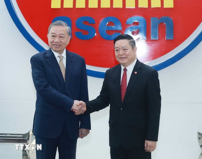 Tổng Bí thư Tô Lâm và Phu nhân cùng Tổng Thư ký ASEAN Kao Kim Hourn và Phu nhân tại Trụ sở Ban Thư ký ASEAN. Ảnh: TTXVN.