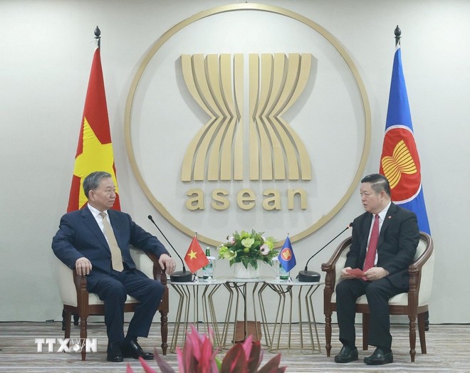 Tổng Bí thư Tô Lâm với Tổng Thư ký ASEAN Kao Kim Hourn tại Trụ sở Ban Thư ký ASEAN. Ảnh: TTXVN.