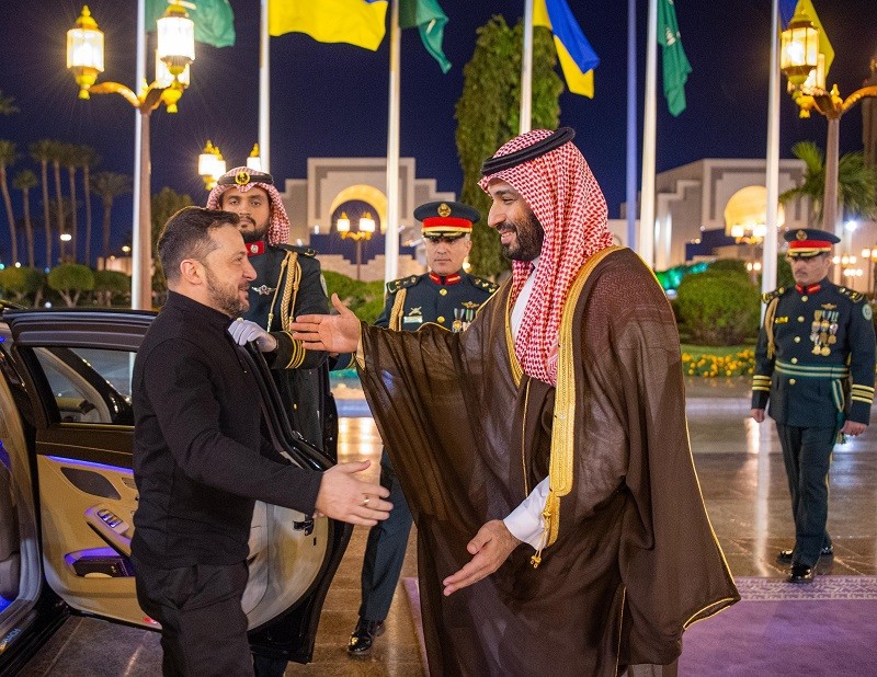 Tổng thống Ukraine Volodymyr Zelensky và Thái tử Ả Rập Saudi Mohammed bin Salman tại Jeddah ngày 11/3. Ảnh: Saudi Gazette