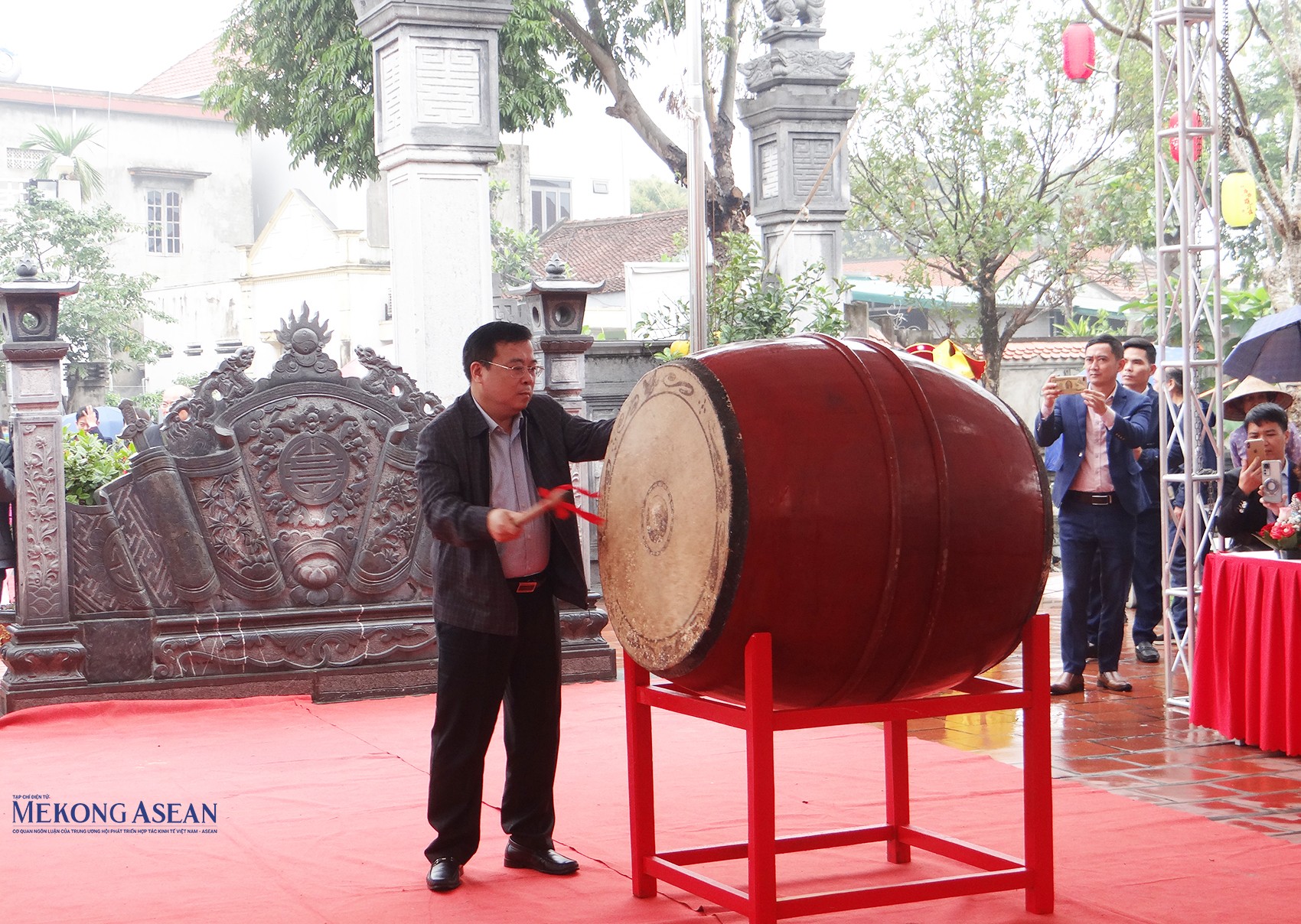 Ông Ngô Quang Giáp, Tỉnh ủy viên, Bí thư Huyện ủy Cẩm Giàng đánh trống khai hội.