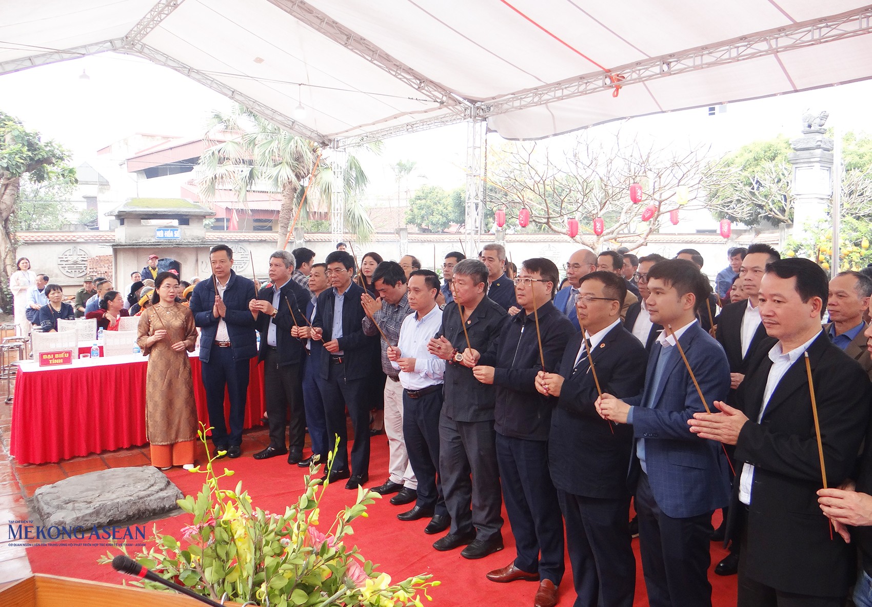 Các đại biểu, người dân và du khách dâng hương.