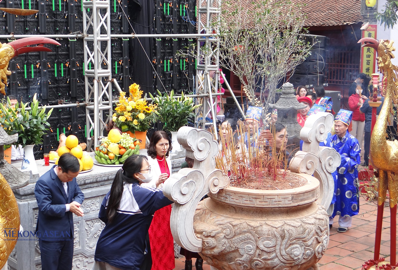Người dân và du khách dâng hương.