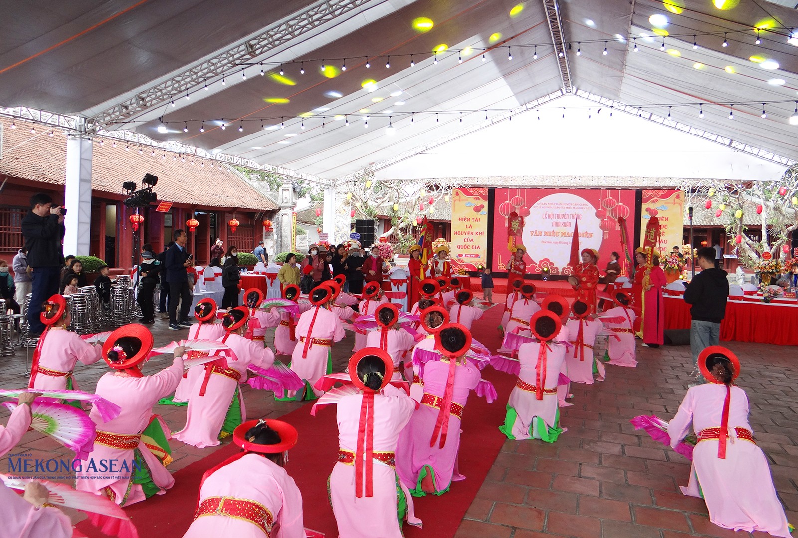 Tiến chữ dâng Thánh.