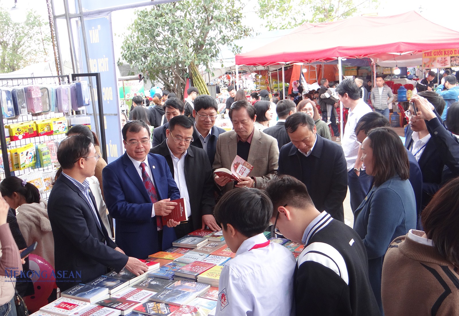 Lãnh đạo UBND tỉnh Hải Dương và các đại biểu tham quan các gian hàng tại sân ngoài Văn miếu Mao Điền.