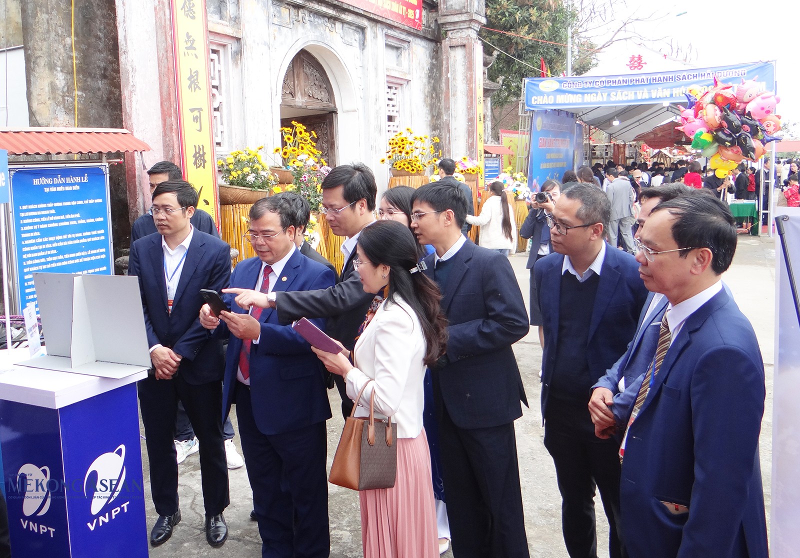 Lãnh đạo UBND tỉnh Hải Dương và các đại biểu tham quan gian trưng bày các sản phẩm chuyển đổi số quét mã QR code, số hóa 3D-360 giới thiệu khu di tích quốc gia đặc biệt Văn miếu Mao Điền, đền Xưa, đền Bia… tại sân ngoài Văn miếu Mao Điền.